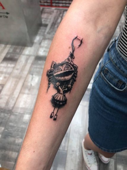 tatouage poupée vodou par Padawan Tattoo Tarawa Cap d'Agde