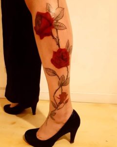 tatouage rose réaliste couleur jambe par lily Tarawa Cap d'Agde