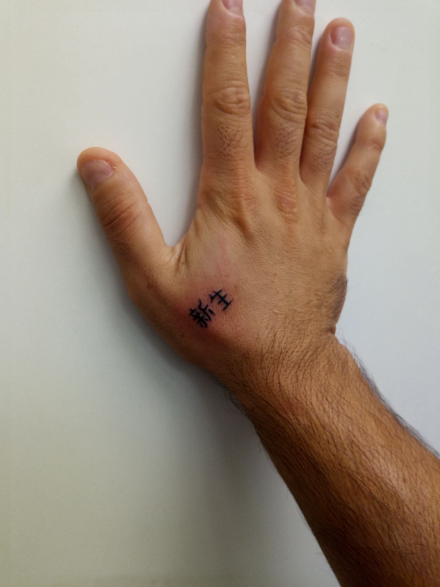 tatouage signe chinois main par lily Tarawa Cap d'Agde