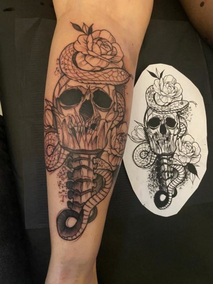 tatouage skull serpent fleur par Hajon-Ink Tarawa Cap d'Agde