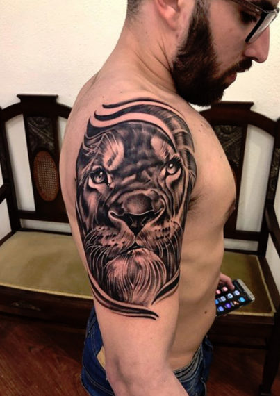 tatouage tête de lion bras par Diego Cavallini