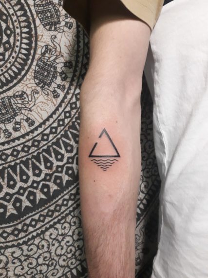 tatouage triangle avec vague par Padawan Tattoo