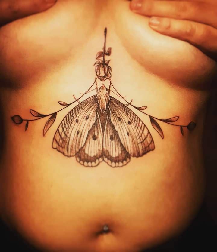 tatouage femme underboob papillon de nuit par lily Tarawa Cap d'Agde