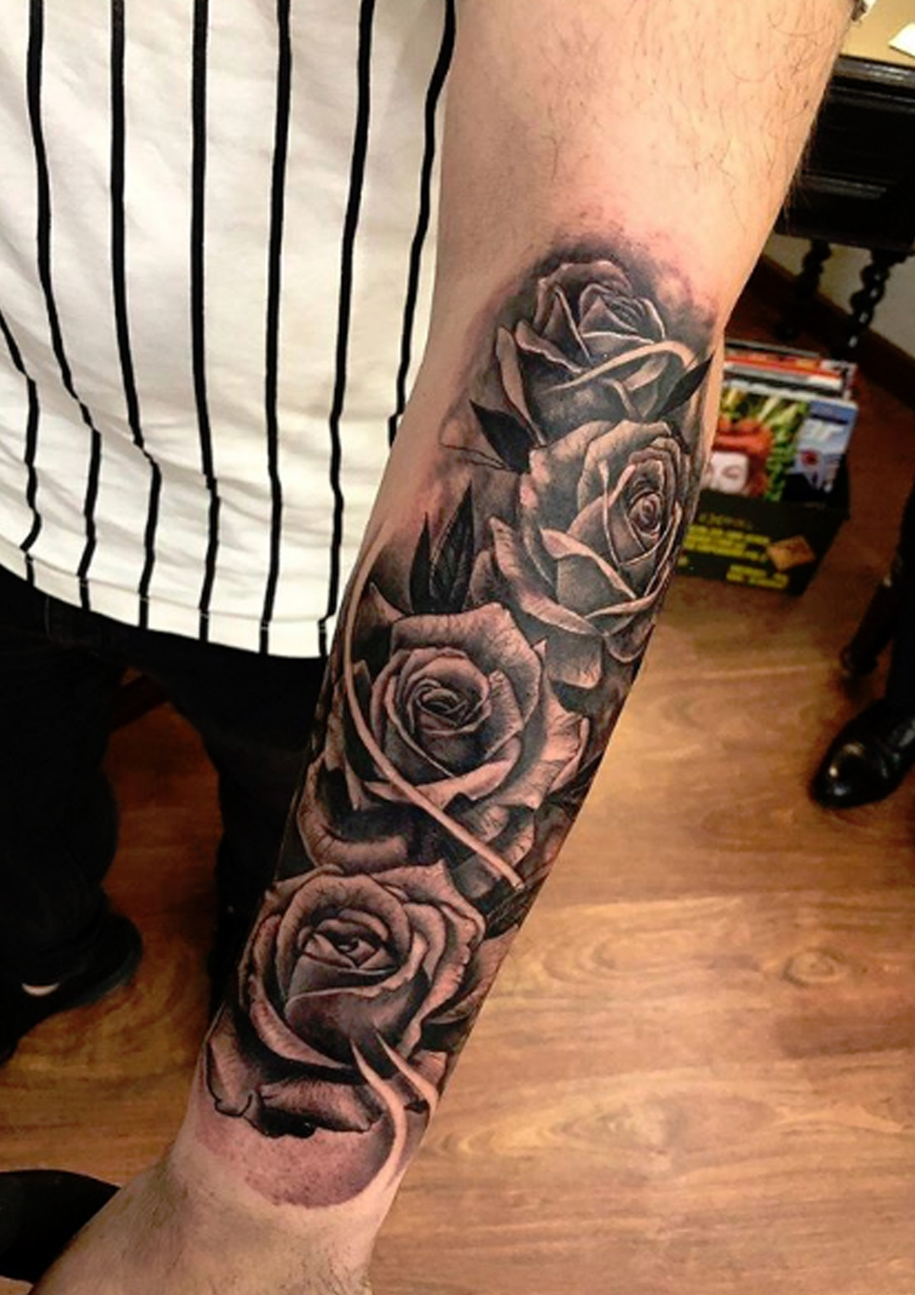 tattoo composition de rose avant bras homme par Diego Cavallini