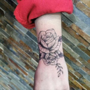 Tatouage rose poignet femme par lost créa Tarawa Cap d'Agde