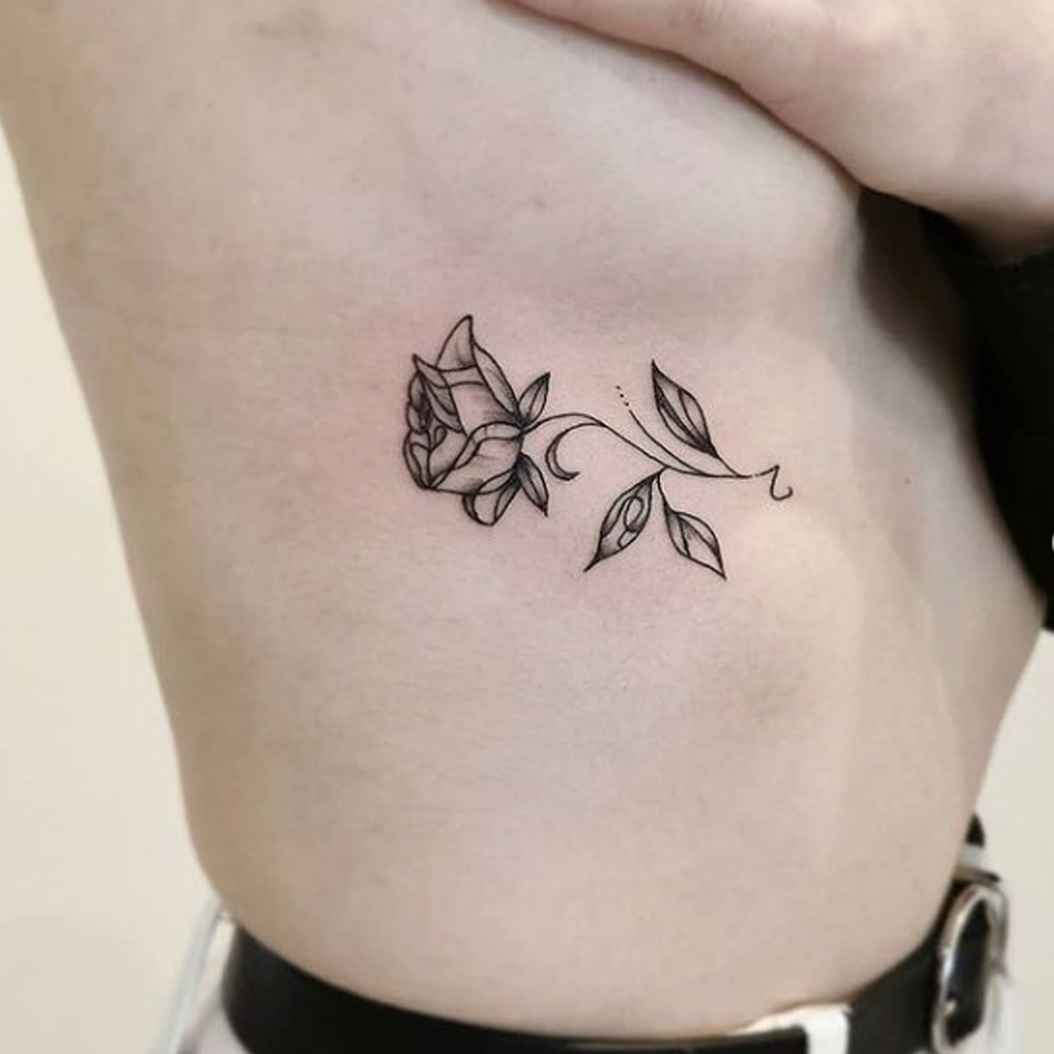 Tatouage rose sur les côtes par lost créa Tarawa Cap d'Agde