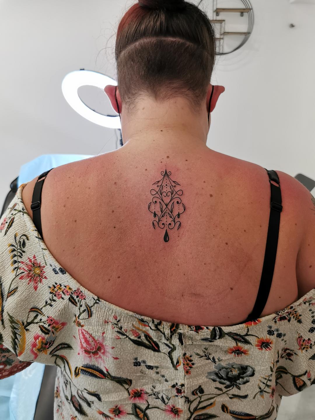 tatouage dos féminin arabesque par lost créa Tarawa Cap d'Agde