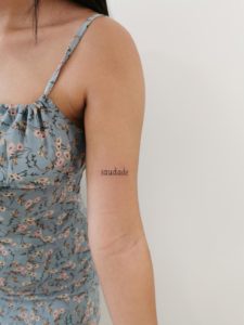 tatouage écriture saudade pour femme par lost créa Tarawa Cap d'Agde