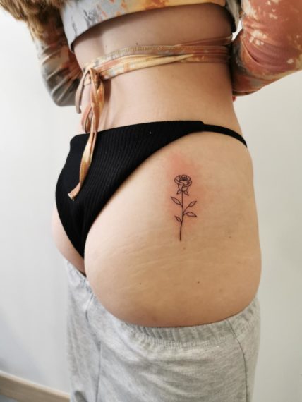tatouage rose fine fesse pour femme par lost créa Tarawa Cap d'Agde