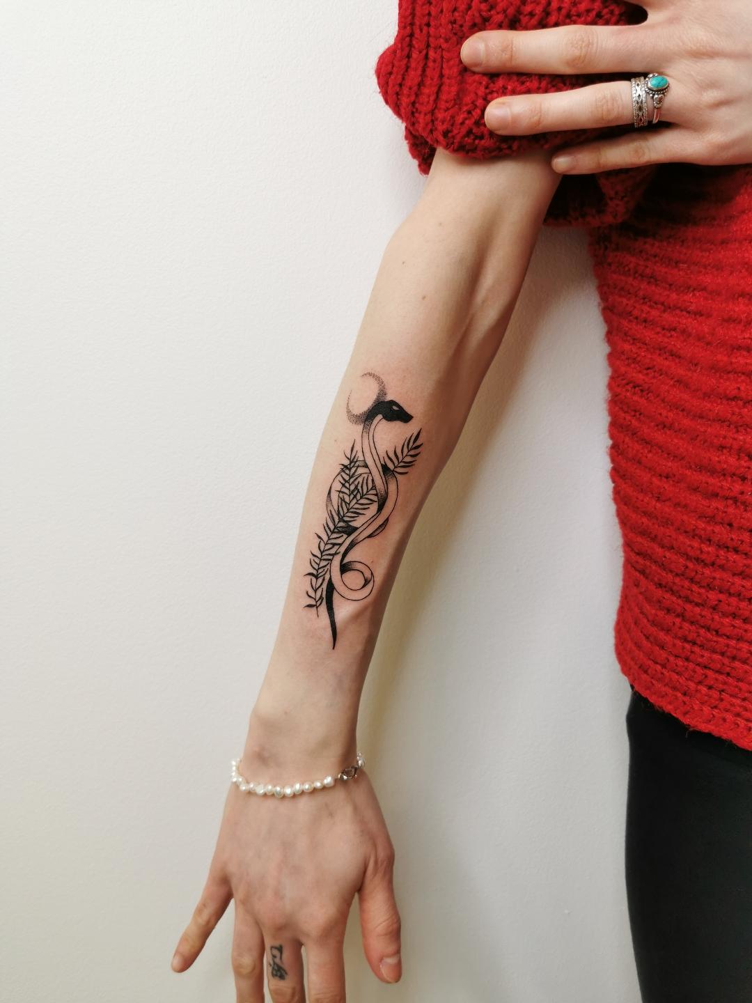 tatouage serpent avant bras pour femme par lost créa
