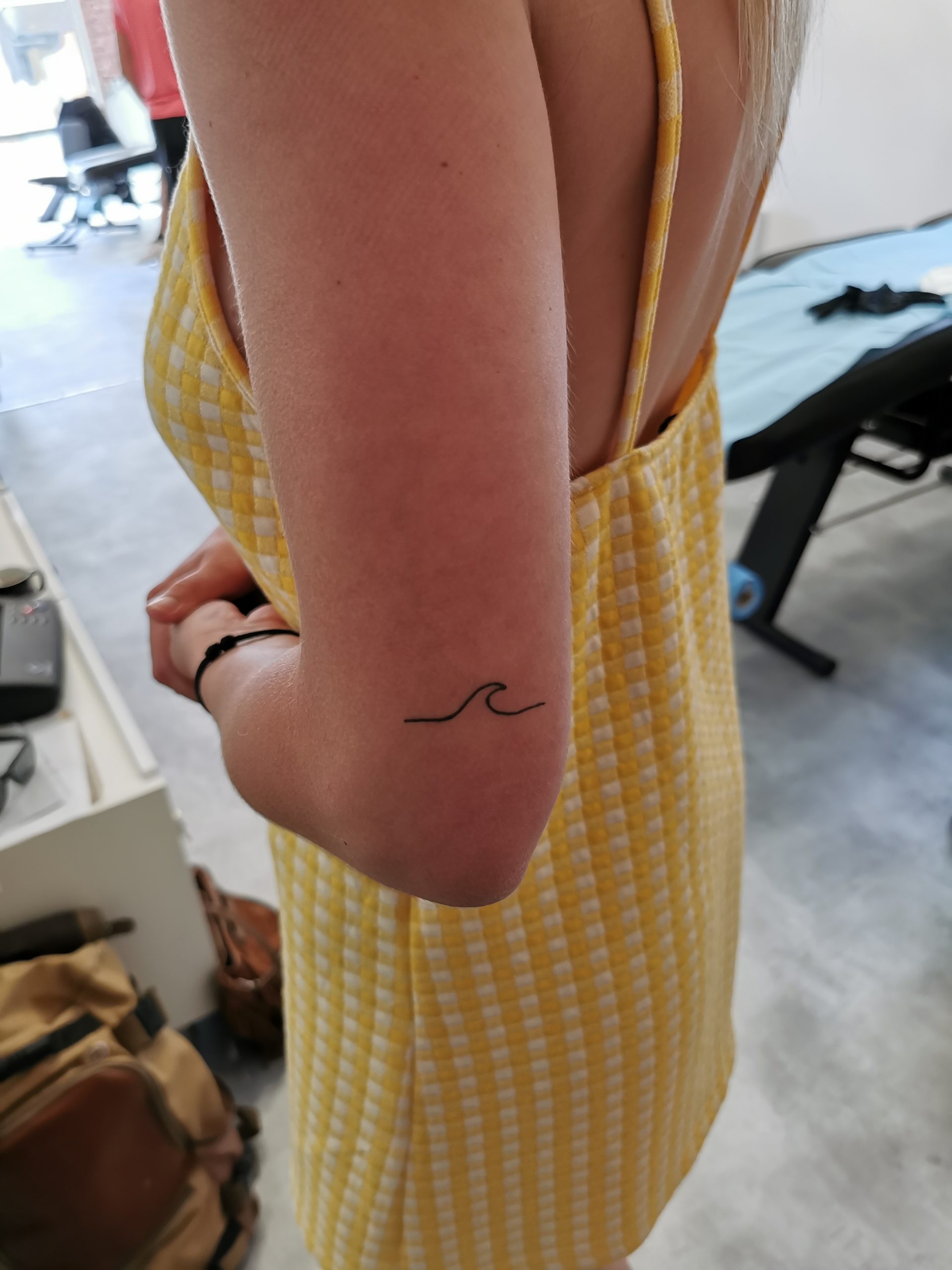 tatouage vague minimaliste lost créa Tarawa Cap d'Agde